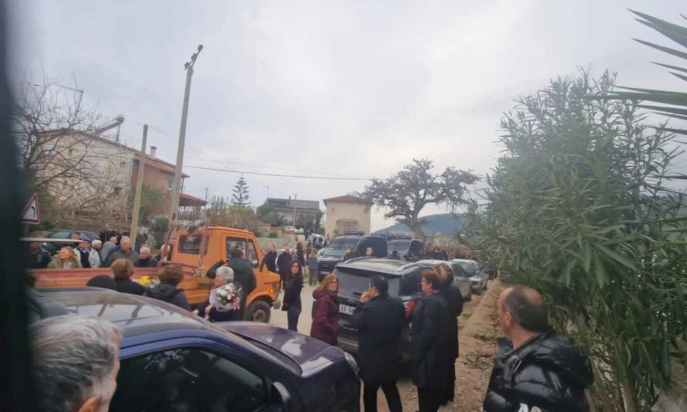 Ντροπή! Οι Αλβανοί τον πήγαν «σηκωτό» τον Φρέντι Μπελέρη στην ταφή της γιαγιάς του - Πατούσαν πάνω στα μνήματα